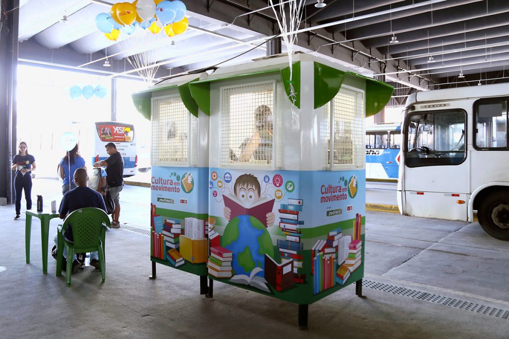 Cabine do projeto na rodoviária de São João de Meriti